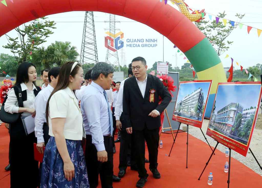Đồng chí Vũ Đại Thắng, Bí thư Tỉnh ủy, Trưởng Đoàn ĐBQH tỉnh, thăm mô hình khu nhà ở xã hội giai đoạn 1 tại KCN Hải Hà.