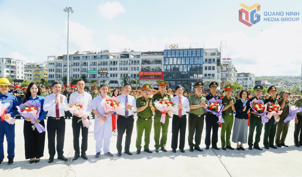 Đồng chí Phó Thủ tướng Chính phủ và các đại biểu tặng hoa cho các khối tuần hành.