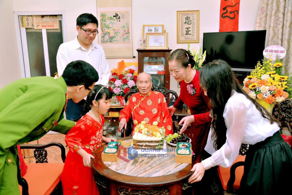 Gia đình bà Nguyễn Thanh Bình (khu 5, phường Hồng Hà, TP Hạ Long) quây quần trong ngày sinh nhật của một thành viên. Ảnh: Trúc Linh