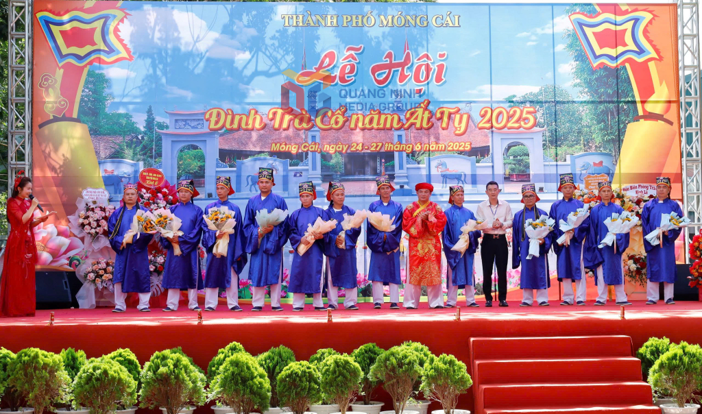 lễ cất cây cai đám, gọi danh sách ông Đám mới;