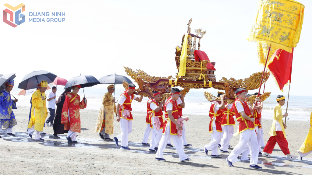 Lễ rước kiệu nghênh thần trên biển