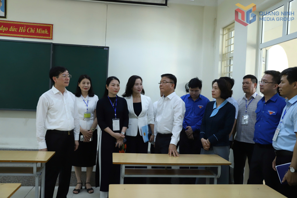 Phó Thủ tướng Chính phủ Lê Thành Long kiểm tra cơ sở vật chất tại điểm thi Trường THPT Hòn Gai.