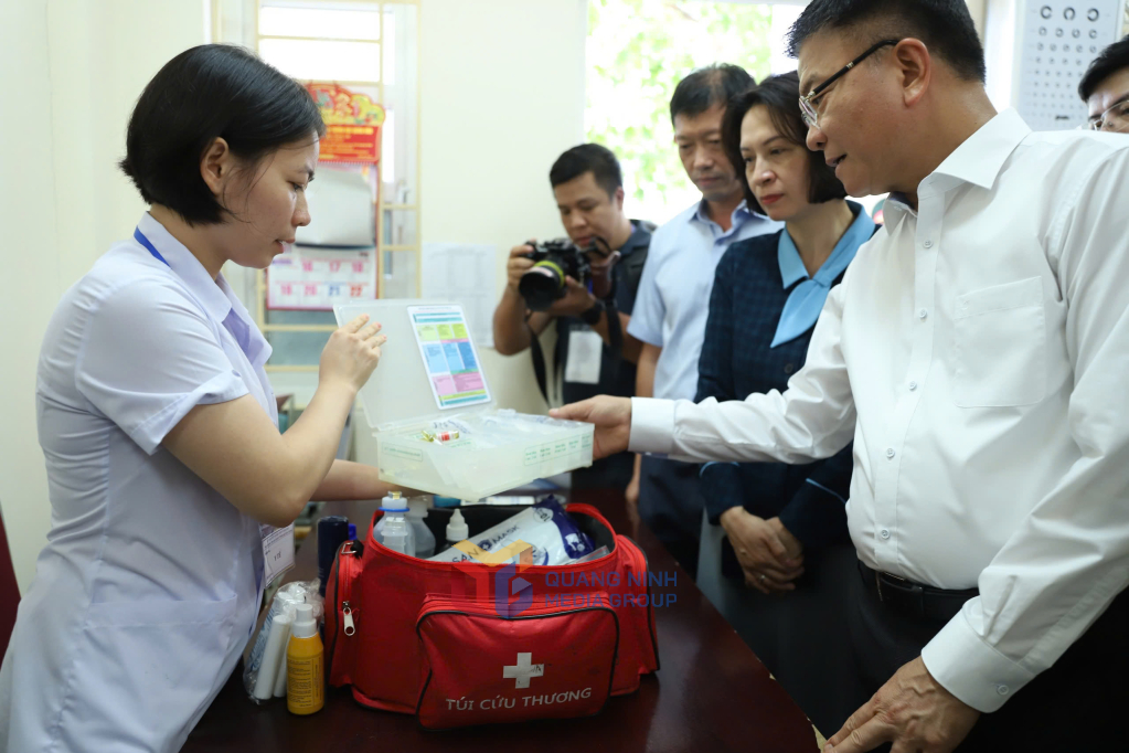 Phó Thủ tướng Chính phủ kiểm tra công tác y tế phục vụ cho kỳ thi.