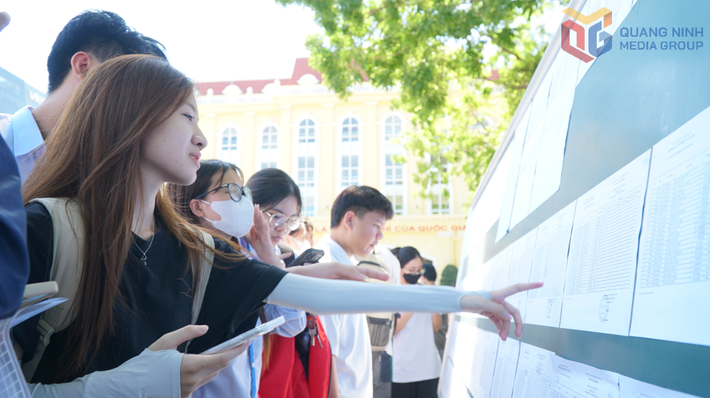 Các thí sinh dự thi tại điểm thi Trường THPT Hòn Gai (TP Hạ Long) xem danh sách, sơ đồ bố trí các phòng thi.
