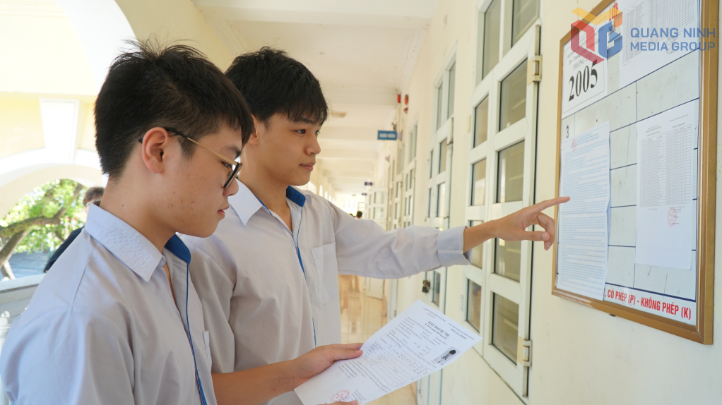 2222 Các thí sinh tìm tên trong danh sách trước khi vào phòng thi.