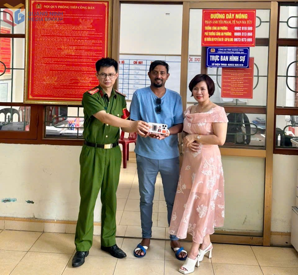 Trao trả lại điện thoại cho anh ALQUARNI TALAL OMARS