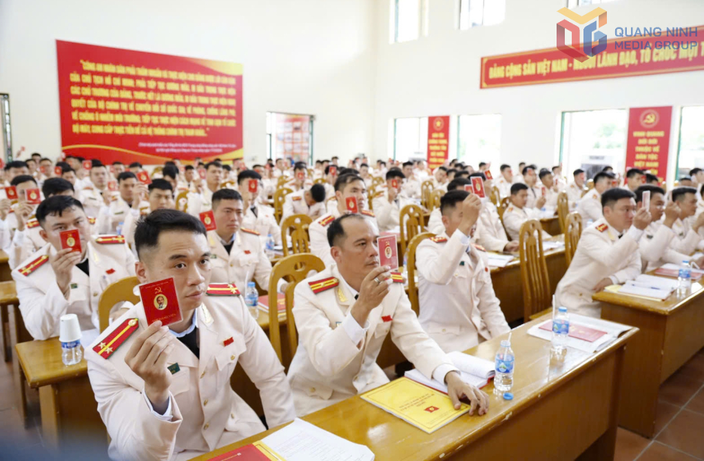 Đại biểu biểu quyết thông qua Nghị quyết Đại hội, nhiệm kỳ 2025-2030.