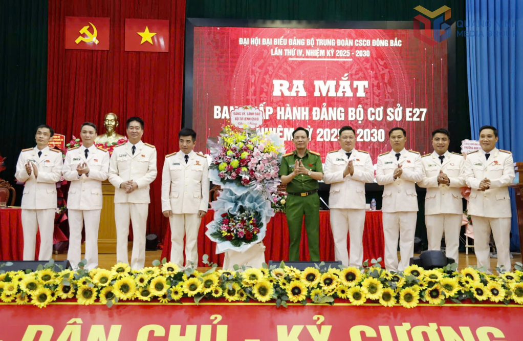 Đại tá Nguyễn Văn Trầm, Ủy viên BTV Đảng ủy, Phó Tư lệnh CSCĐ tặng hoa chúc mừng BCH Đảng bộ cơ sở Trung đoàn CSCĐ Đông Bắc, nhiệm kỳ 2025-2030.