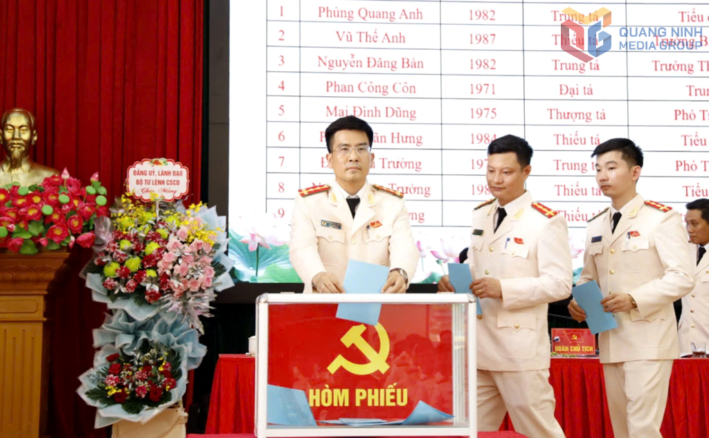 Các đại biểu bỏ phiếu bầu BCH Đảng bộ nhiệm kỳ 2025-2030.