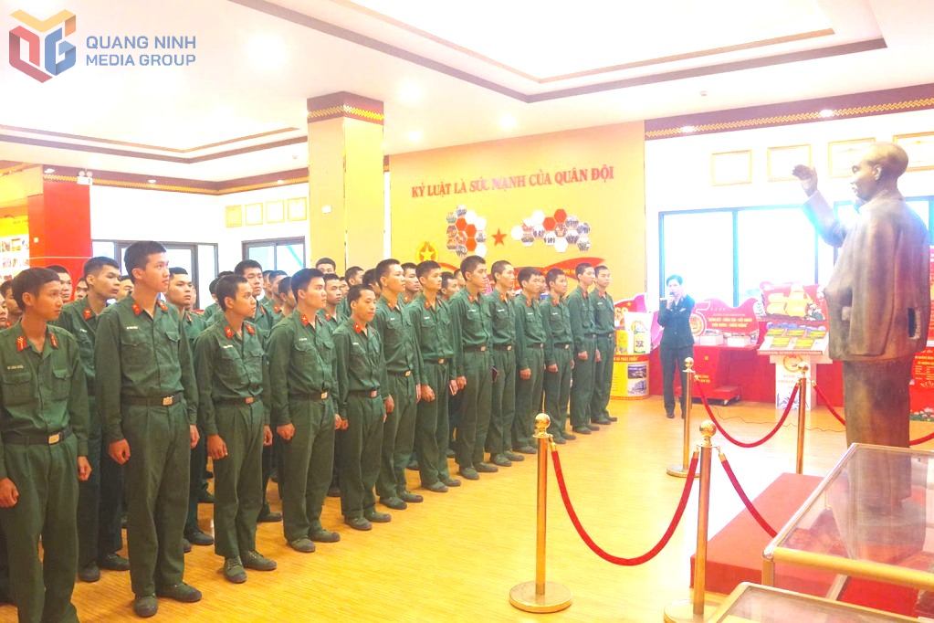 Bộ CHQS tỉnh tổ chức buổi giáo dục truyền thống cho chiến sĩ mới của đơn vị.