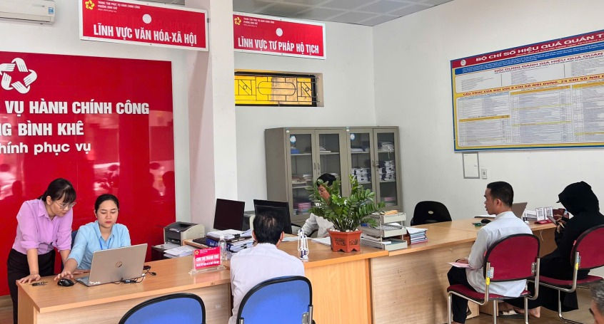 Trung tâm phục vụ hành chính công phường Bình Khê mới được đưa vào thí điểm từ 10/6 có rất đông người dân đến giải quyết thủ tục hành chính công.