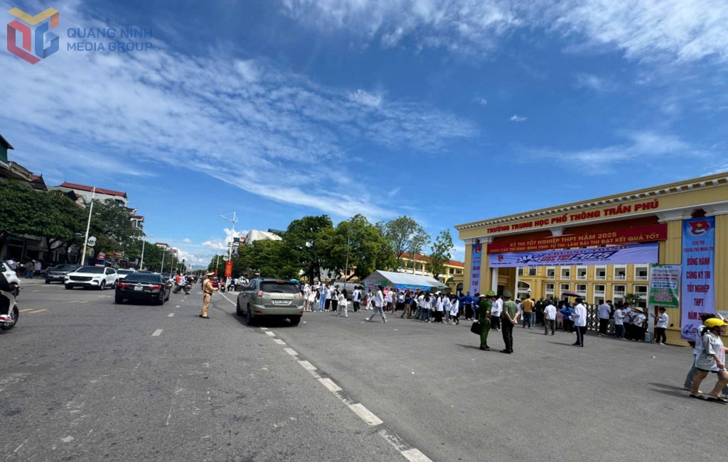 CSGT đảm bảo TTATGT tại khu vực cổng trường THPT Trần Phú, TP Móng Cái.
