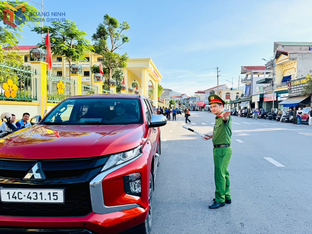 Tại 40 điểm thi trên địa bàn tỉnh đều có lực lượng công an hỗ trợ đảm bảo an ninh trật tự, an toàn giao thông cho các thí sinh. 