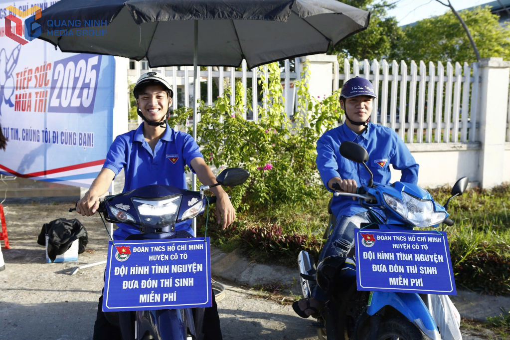 Đoàn viên, thanh niên huyện Cô Tô luôn sẵn sàng đưa đón thí sinh miễn phí. 