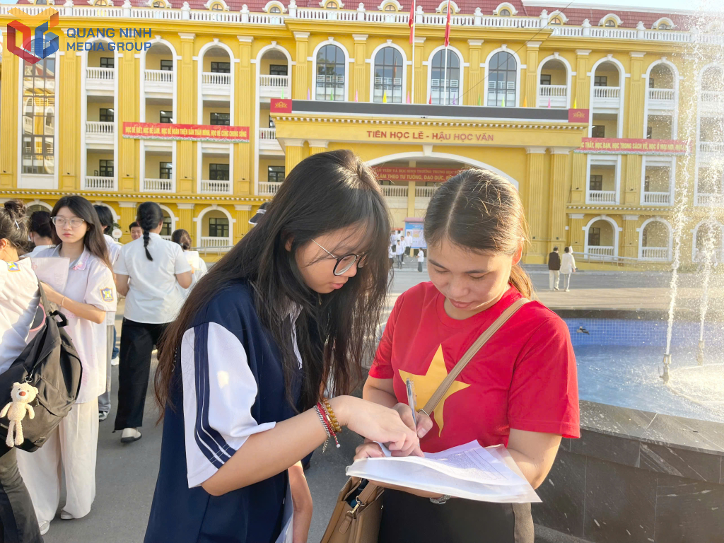 Giáo viên Trường THPT Hùng Vương, TP Cẩm Phả rà soát danh sách để thông tin thí sinh đến kịp giờ thi sáng nay