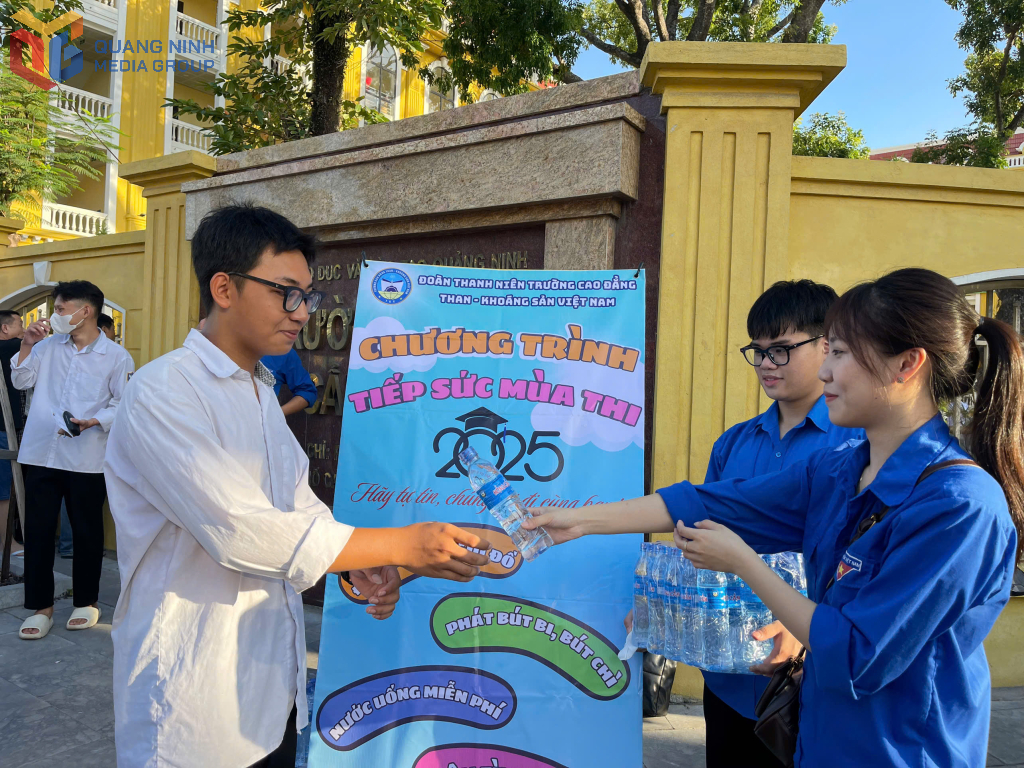 Đoàn viên thanh niên huyện Hải Hà phát nước miễn phí cho thí sinh tại các điểm thi.