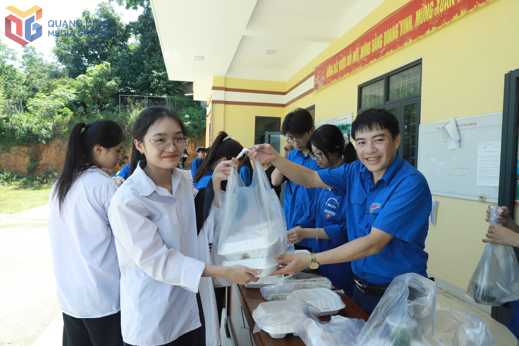 Đoàn thanh niên huyện Bình Liêu phối hợp với lực lượng thanh niên Hải quan Hoành Mô phát cơm miễn phí cho các thí sinh.