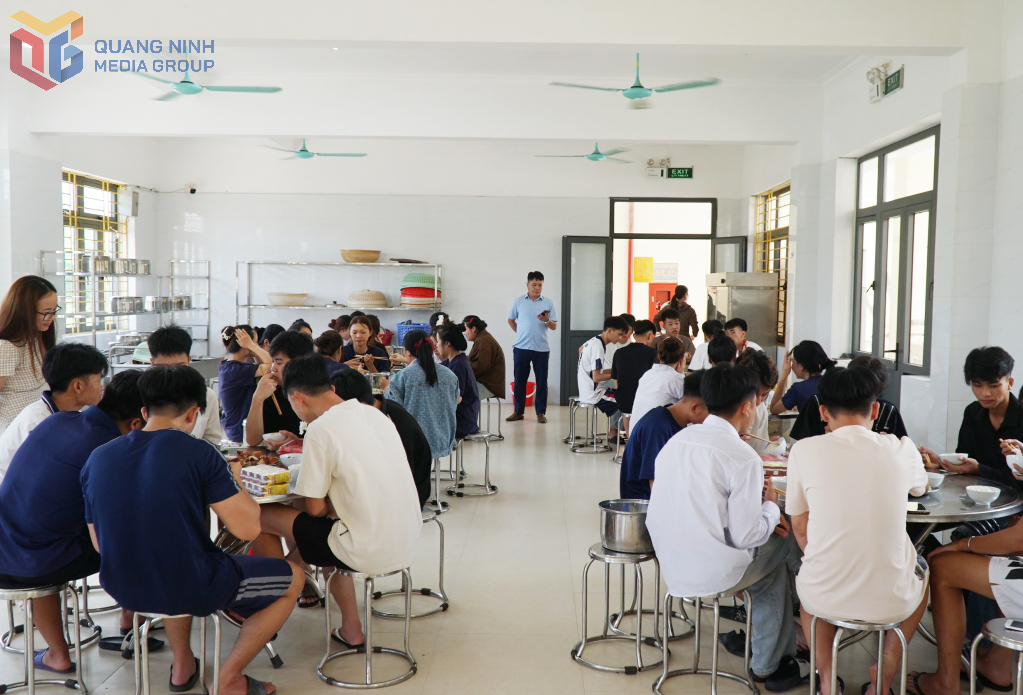 Để tạo điều kiện cho các thí sinh đến điểm thi an toàn, đúng giờ, ngành giáo dục huyện Ba Chẽ đã bố trí chỗ ở, ăn cho 45 học sinh có điều kiện nhà xa...