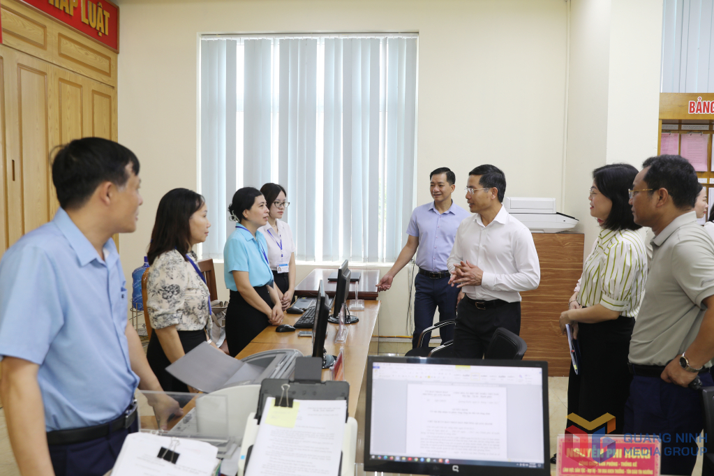 Đồng chí Chủ tịch UBND tỉnh yêu cầu phường Quang Hanh tiếp tục tổ chức vận hành thử nghiệm kỹ lưỡng để kịp thời điều chỉnh những điểm còn vướng mắc, bất cập.