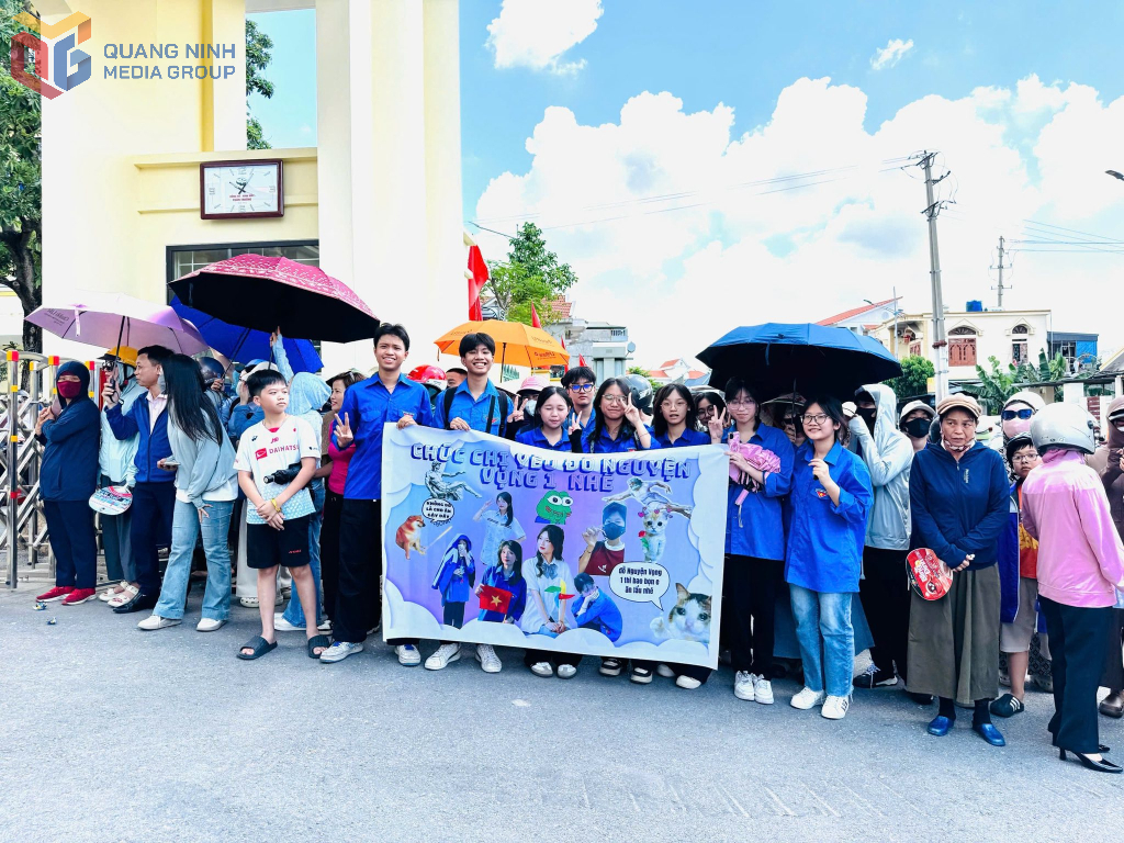 Cổ vũ tinh thần chúc các sĩ tử thi hoàn thành tốt bài thi.