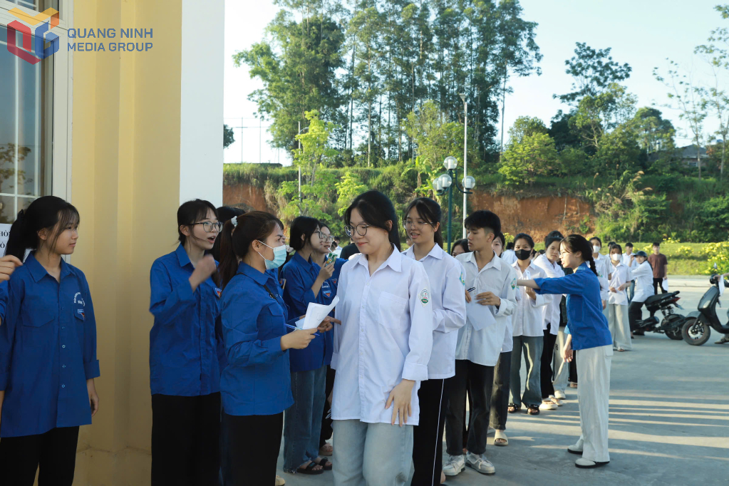 Lực lượng đoàn thanh niên có mặt tại các điểm thi từ sớm chuẩn bị nước, sữa, bút, thước kẻ... 