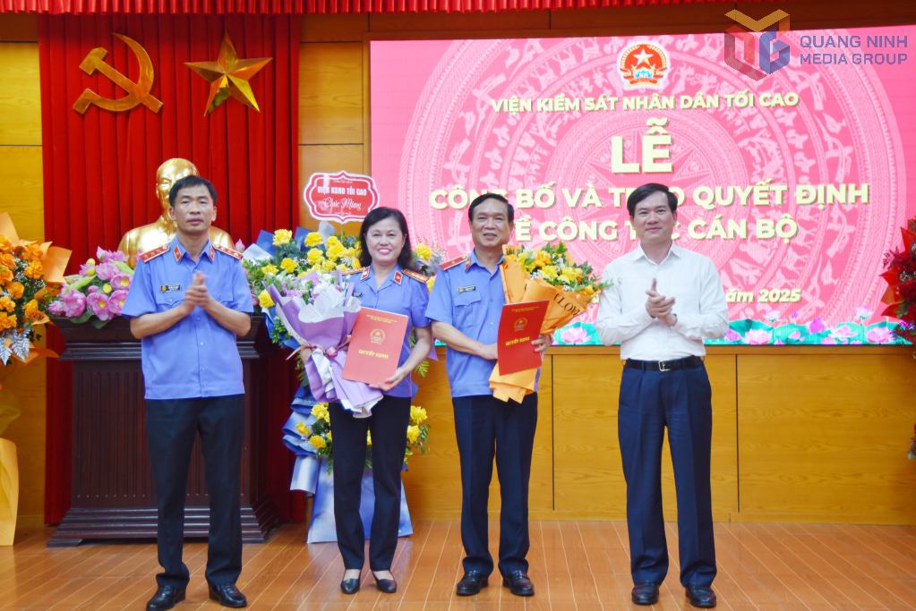 Lãnh đạo tỉnh Quảng Ninh và Viện Kiểm sát nhân dân tối cao trao quyết định và tặng hoa chúc mừng đồng chí Phạm Viết Vượng, Tân Viện trưởng Viện Kiểm sát nhân dân tỉnh