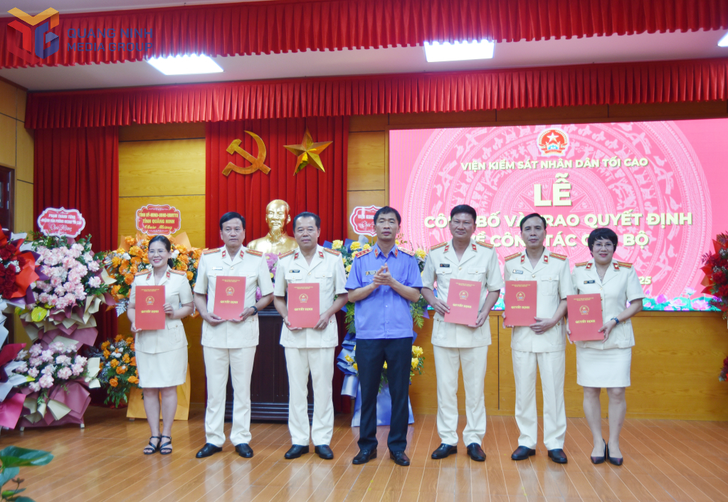Lãnh đạo tỉnh Quảng Ninh và Viện Kiểm sát nhân dân tối cao trao quyết định và tặng hoa chúc mừng đồng chí Phạm Viết Vượng, Tân Viện trưởng Viện Kiểm sát nhân dân tỉnh