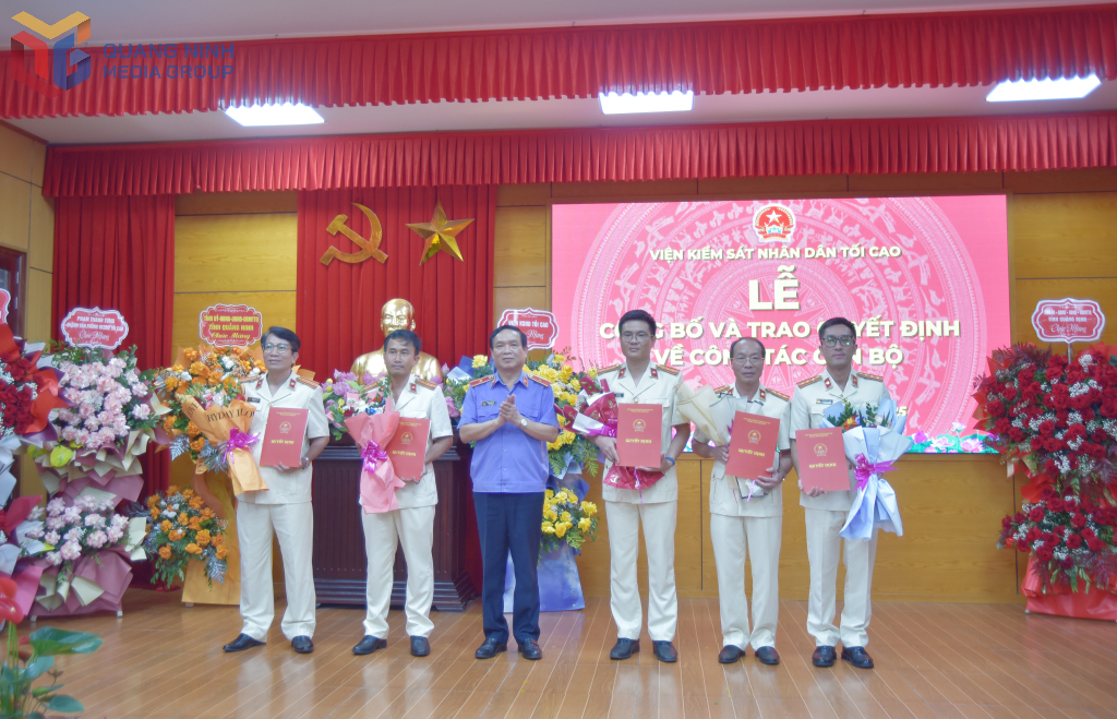 Các trưởng phòng Viện Kiểm sát nhân dân tỉnh nhận quyết định điều động, bổ nhiệm cán bộ.