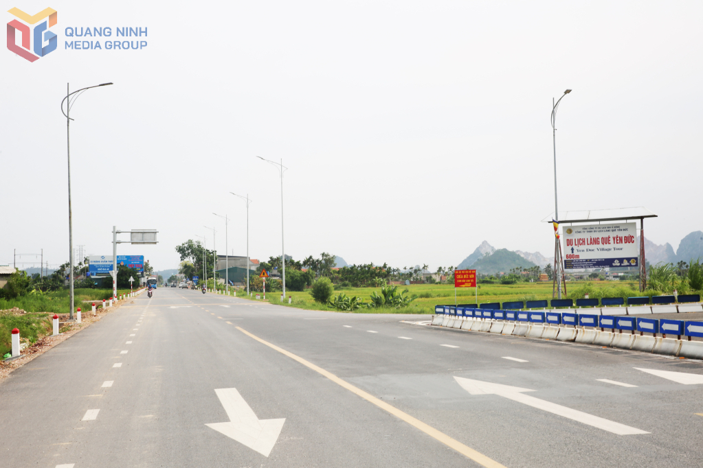 Tuyến đường vào khu du lịch làng quê Yên Đức được đầu tư khang trang, kết nối thuận tiện với các trục giao thông chính, góp phần thúc đẩy phát triển du lịch cộng đồng và kinh tế địa phương.