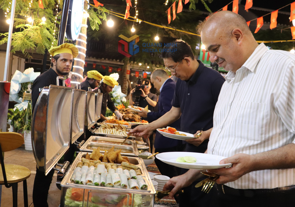 Du khách trải nghiệm ẩm thực Halal tại TP Hạ Long. 