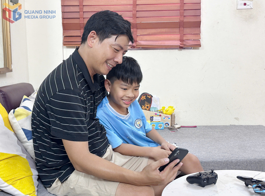 Anh Nguyễn Văn Dũng và con trai gọi điện facetime với ông bà nội ở xa.