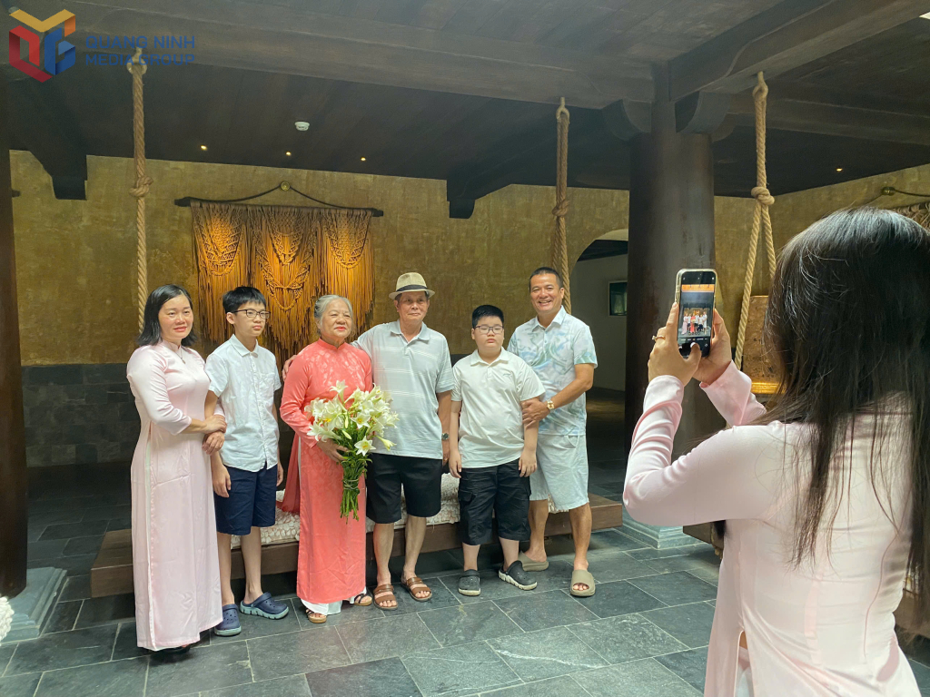 Khi sử dụng thông thái, phương tiện công nghệ trở thành người bạn gắn kết, lưu giữ những kỷ niệm đẹp của gia đình.