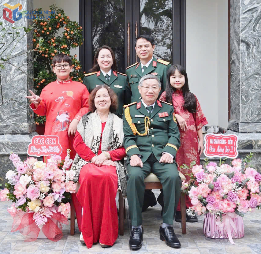 Gia đình nhỏ của Thiếu tá QNCN Ngô Thị Trang và Thượng tá Bùi Văn Huynh chụp ảnh kỷ niệm cùng ông bà ngoại. 