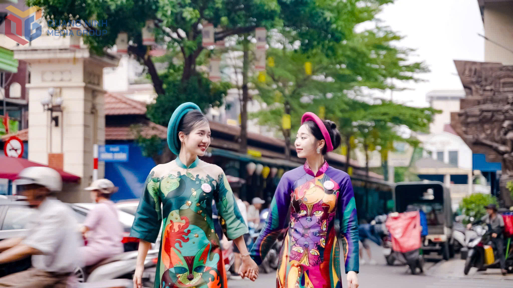 Giang Thanh mặc áo dài xuống phố.