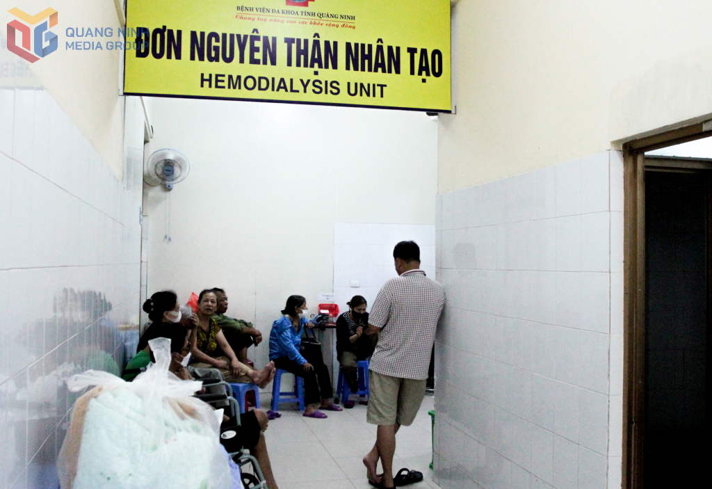 Nhiều bệnh nhân chờ đến lượt lọc máu tại Đơn nguyên thận nhân tạo Bệnh viện Đa khoa tỉnh.