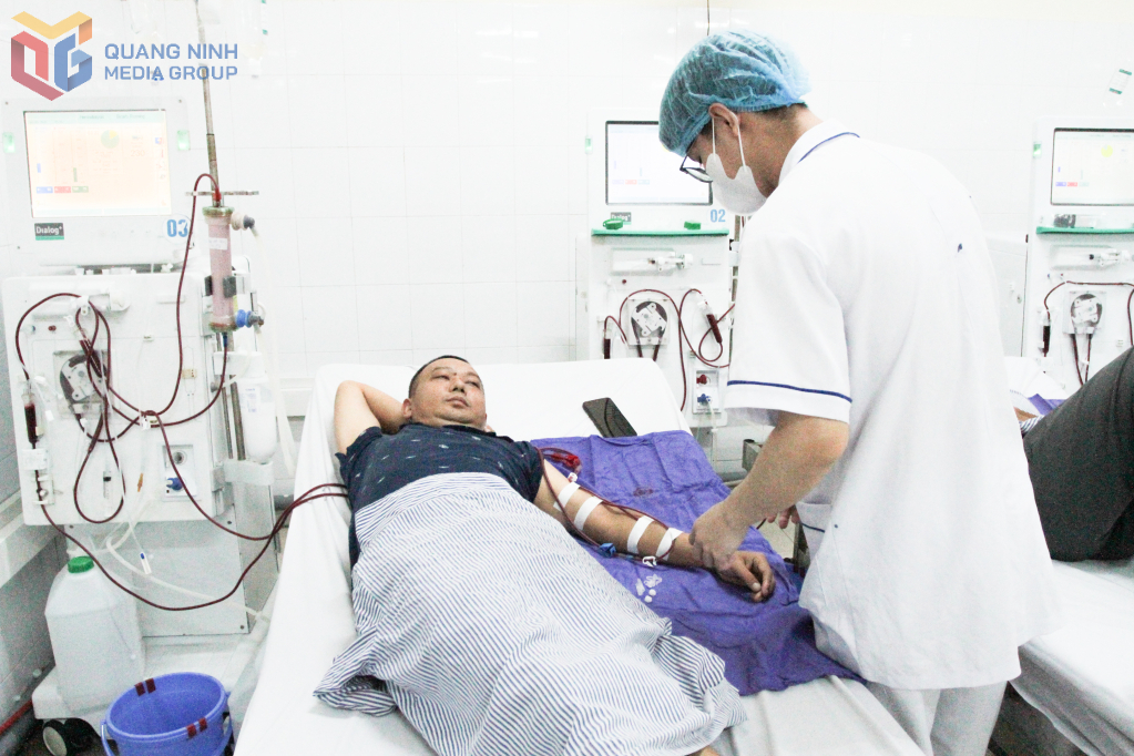Cán bộ y tế tiến hành lọc máu cho bệnh nhân Sơn.