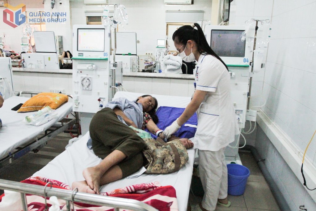 Bà Chu Thị Khang ở Ba Chẽ là bệnh nhân tuyến dưới, xa nhà nên phải tá tục ở xóm chạy thận.