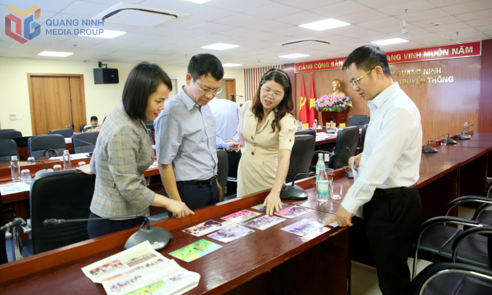 Thành viên Hội đồng Chung khảo Giải Búa liềm vàng tỉnh xem xét, đánh giá các tác phẩm ở loại hình Ảnh báo chí năm 2023.