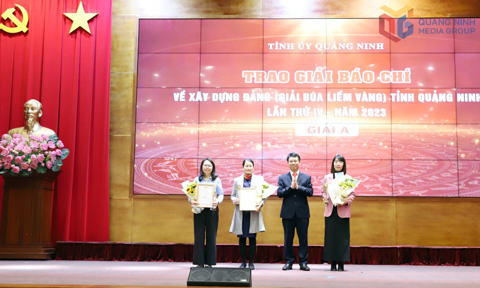 Ban tổ chức Giải Búa liềm vàng tỉnh trao giải A cho tác giả, nhóm tác giả năm 2023.