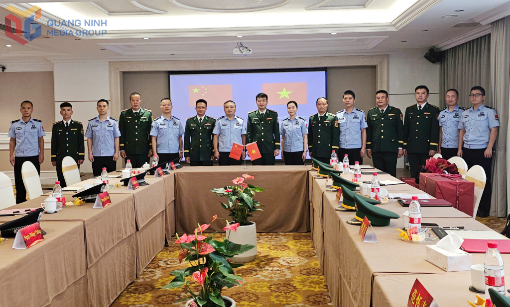 Đại biểu hai bên chụp ảnh lưu niệm