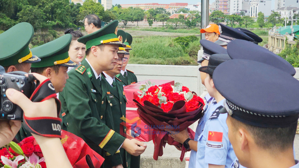Đoàn đại biểu Đồn Biên phòng cửa khẩu Cảng vạn gia đón đoàn đại biểu của bạn tại Cửa khẩu Quốc tế Móng Cái.