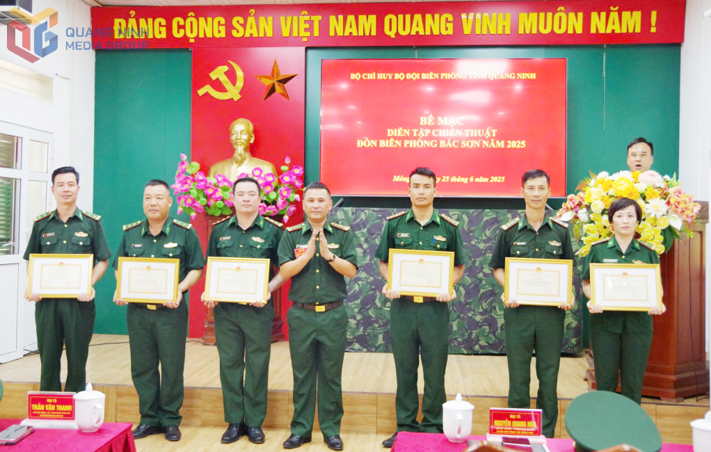Lãnh đạo BBĐBP tỉnh đã trao thưởng cho các tập thể cá nhân vì đã có thành tích xuất sắc trong diễn tập.