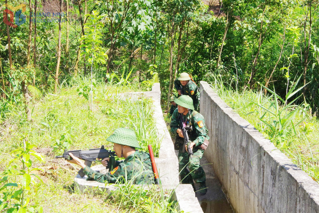 Thực hành chiến đấu bảo vệ biên giới.