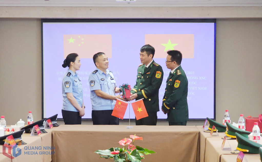 Hai bên tặng quà lưu niệm.