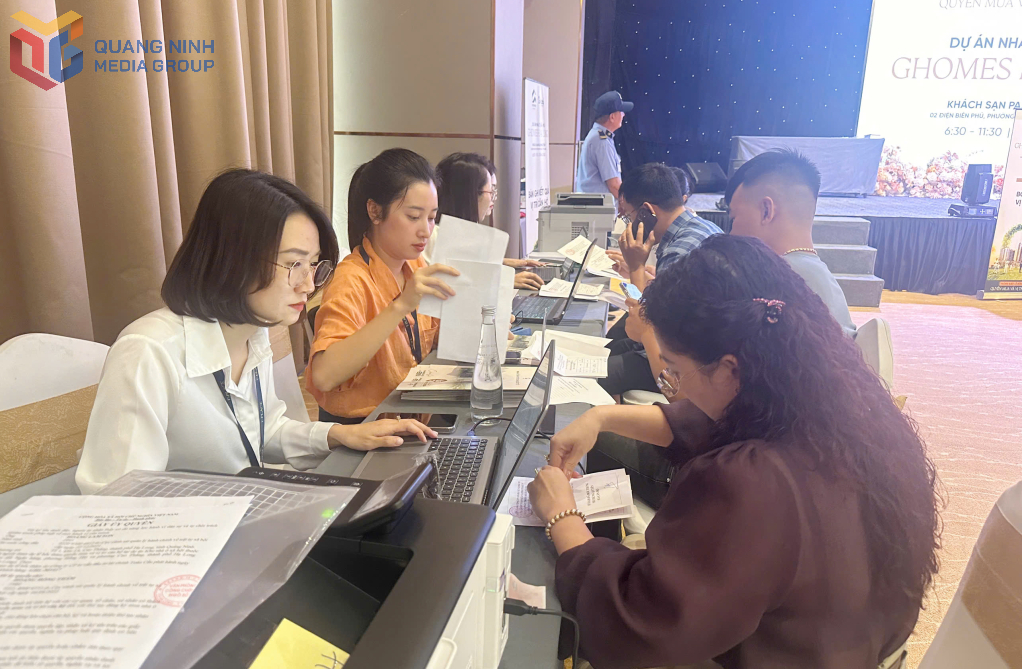 Các khách hàng làm thủ tục mua nhà ở xã hội sau khi bốc thăm được quyền mua và vị trí căn hộ.