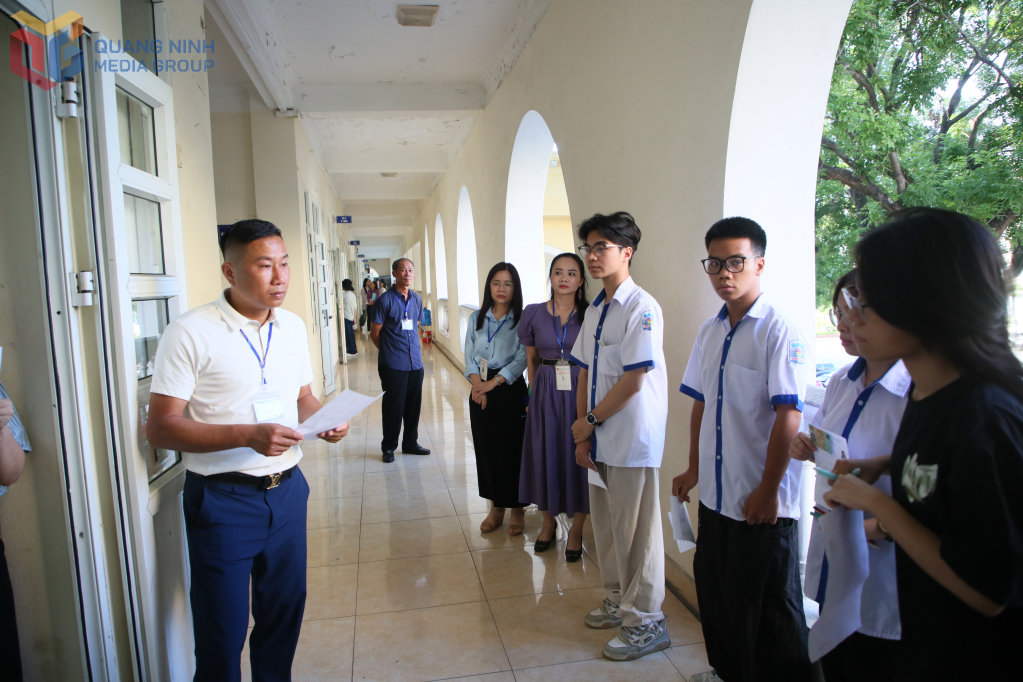 Cán bộ kiểm tra của Bộ GD&ĐT có mặt tại Điểm thi Trường THPT Hòn Gai trong buổi thi sáng 26/6, kiểm tra kỹ càng mọi khâu tổ chức Kỳ thi.Ảnh: Song Hà