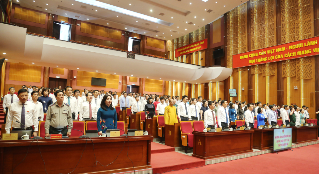Các đại biểu làm lễ chào cờ, khai mạc Kỳ họp.