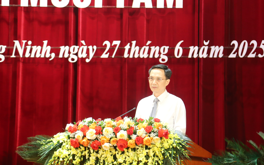 Đồng chí Nguyễn Mạnh Cường, Giám đốc Sở Khoa học và Công nghệ trình bày tóm tắt Tờ trình tại kỳ họp.