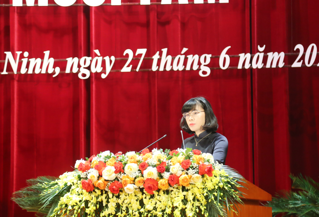 Đồng chí Bùi Thị Hương, Trưởng Ban Kinh tế Ngân sách trình bày thẩm tra các báo cáo, tờ trình, dự thảo các nghị quyết.