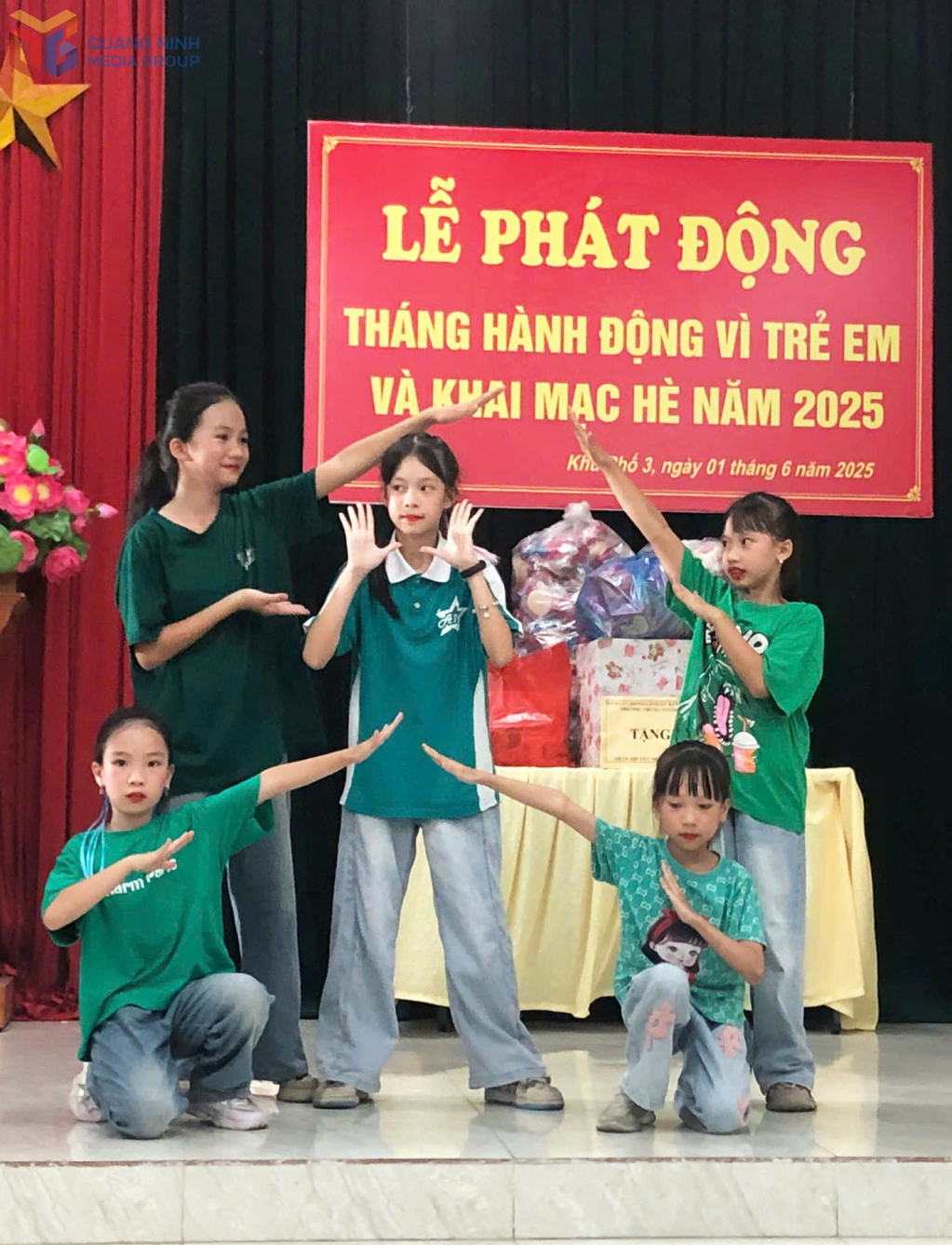 Trẻ em TP Uông Bí tham gia biểu diễn văn nghệ.